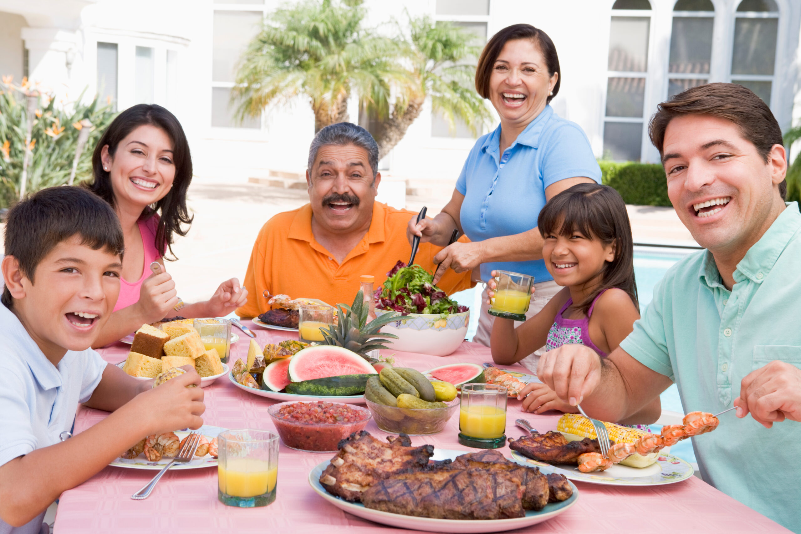 Familia disfrutando de una comida saludable